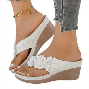 Sandalias de playa de verano de nuevo estilo para mujer con plataforma de cuña floral, suela gruesa, sin espalda y parte superior de PU, para exteriores - Product Image 2