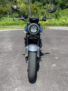 Motocicletta Naked da Strada 500cc con Motore a Quattro Cilindri in Linea Raffreddato ad Acqua, EFI, Blu Argento, con Scarico in Acciaio Inox e Maniglia Posteriore - Product Image 3