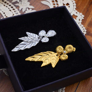 الأقراط سيدة كبار الشعور مع تصميم ورقة زهرة أسلوب مسمار المألوف - Product Image 1