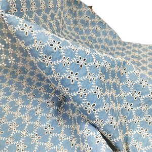 Tela de Algodón a Rayas de Primera Calidad con Bordado Broderie Anglaise – Material de Encaje Calado Color Mostaza y Blanco para Prendas de Vestir y Decoración del Hogar - Product Image 1