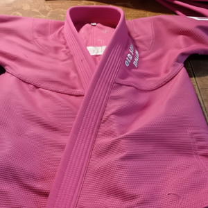 Uniformes de karaté Uniforme d'arts martiaux Uniforme de karaté Gis de karaté Emballage personnalisé Vêtements de sport 100% coton pour adultes OEM 100% - Product Image 1