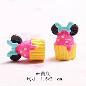 Vente en gros de cupcakes miniatures <span class=keywords><strong>Mickey</strong></span> Mouse en résine de dessin animé mignon Accessoires en résine pour <span class=keywords><strong>maison</strong></span> de poupée Décoration d'aliments et de jouets - Product Image 3