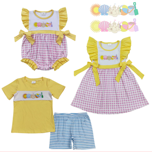 Nuovi Arrivi: Completi Estivi per Bambine con Ricamo di Conchiglie e Castello di Sabbia, Motivo a Quadretti Gingham, Outfit Coordinati per Sorelle - Product Image 1
