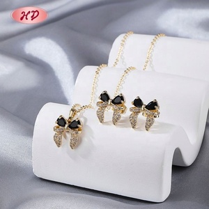 Juego de Joyería Clásico con Lazo Chapado en Oro de 18K, Collar y Aretes con Zirconia en Forma de Corazón Negro para Mujer, Ideal para Bodas y Fiestas - Product Image 1
