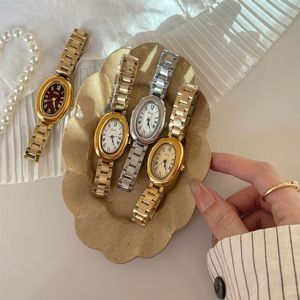 Reloj de pulsera de cuarzo con forma de lágrima única en tono dorado para mujer, con correa de acero inoxidable y esfera con números romanos. - Product Image 3