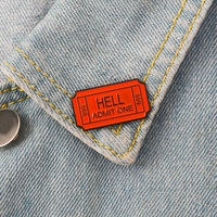 Großhandel Metall-Cartoon-Pins Souvenir Hölle-Eintrittskarte Brosche Niedliche 666 HELL ADMIT ONE Kreative Anstecknadel für Jacken & Taschen