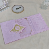 Pochette d'invitation pliante en velours lavande avec monogramme personnalisé en acrylique couronne dorée pour Quinceañera, Sweet 15, et invitation de mariage de luxe