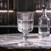 Verre à shot moderne gaufré 60 ml OEM ODM pour bière et brandy, verre de haute qualité avec motif à grain vertical