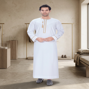 Thobe Omanais Blanc pour Homme avec Broderie sur la Patte de Veste et Détail Pompon, Manches Longues, Jubba Traditionnelle Arabe du Moyen-Orient - Product Image 3