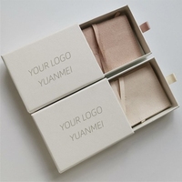 Boîte à bijoux en carton ondulé avec logo personnalisé emballage kraft rectangulaire en relief pour bagues chaussettes cadeaux stratification mate revêtement UV
