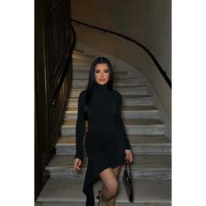 Robe de soirée en satin noir, col montant, taille empire, brodée, coupe trapèze, style bal, disponible en tailles XS à XL - Product Image 3