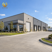 Centre de distribution logistique en acier, entrepôt préfabriqué en structure métallique, quai de chargement, installation de stockage