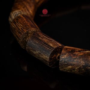 กำไลข้อมือไม้กฤษณาลูทองสุดหรูสำหรับผู้ชาย ขนาด 10x12 มม. ลูกปัดไม้ธรรมชาติ งานแฮนด์เมด เครื่องประดับโดดเด่น - Product Image 4