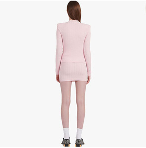 A5529 Designer-Runway-Anzugset für Damen mit Löwenknöpfen, Strickjacke und Minirock in Unifarbe - Product Image 3