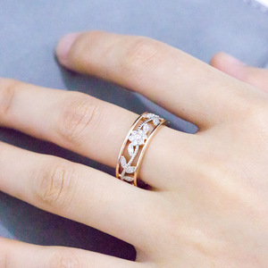 Anello con Design Floreale Bicolore per Donne - Product Image 2