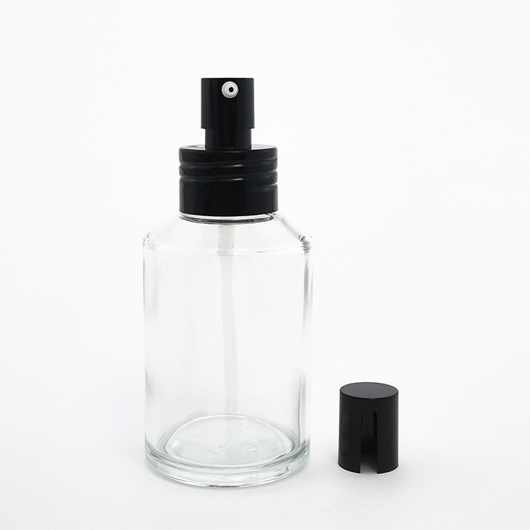 Bottiglia trasparente con pompa nera