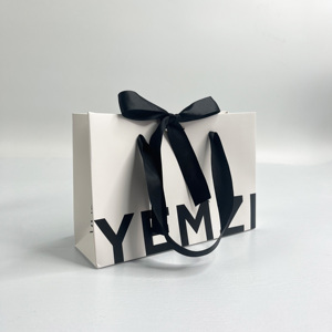 Sacs cadeaux blancs de luxe avec impression noire sur toute la surface - Sacs shopping boutique avec ruban satiné pour bijoux et cosmétiques - Product Image 2