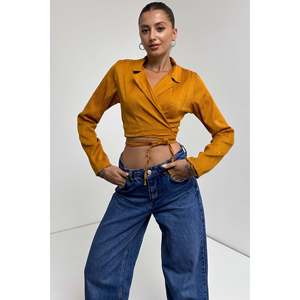 Chemisier court en satin blanc pour femme, style décontracté, avec col chemise, taille nouée et détails transparents - Product Image 3