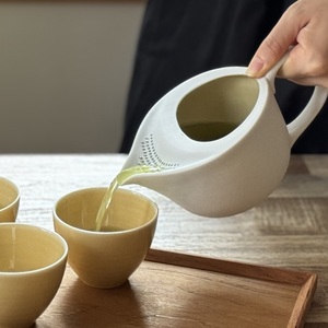Tetera Japonesa Shizuku Pot Matte White Banko Ware con Filtro de Té Integrado y Asa – Hecha en Japón - Product Image 4