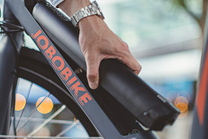 Vélo électrique urbain 700C à moteur 36V250W, batterie intégrée, 7 vitesses, 30N.m, idéal pour les trajets quotidiens et le trekking, conforme à la norme EN15194 (UE) - Vente Flash - Product Image 3