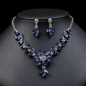 Conjunto de Collar y Pendientes de Cristal Azul con Racimo de Flores de Diamantes de Imitación en Tono Plateado, Joyería Elegante para Novias, Graduaciones y Eventos Nocturnos para Mujer - Product Image 2