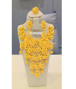 Deslumbrante conjunto de collar chapado en oro de 4 piezas para mujer, diseño minimalista, boda y fiesta, joyería india de alta calidad lista - Product Image 3