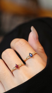 แหวนทองคำแท้ 18k ดีไซน์เรียบหรู ประดับพลอยทับทิมและไพลินทรงมาร์คีส์จาก Xinfly - Product Image 2
