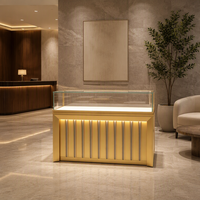 Vitrine de présentation de bijoux sur mesure en gros avec éclairage LED, finition dorée et verre haute transparence