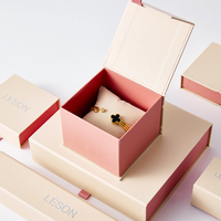Boîte à couleurs de logo personnalisé en carton d'emballage de chaîne de collier Boîte à bijoux unique de luxe personnalisée