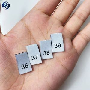 Tùy Chỉnh S <span class=keywords><strong>M</strong></span> L Xl Số Trung Tâ<span class=keywords><strong>m</strong></span> Gấp Dệt May Vải Cổ Thư Kích Thước Nhãn Tag Cho Quần Áo - Product Image 2