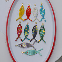Populaires en Europe et en Amérique : pendentifs en forme de petits poissons colorés avec perles, porte-clés, accessoires colorés DIY et breloques pour sacs.