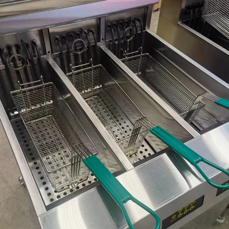 Ticari mutfak ekipmanları otomatik kaldırma büyük kapasiteli fritöz 3 tankı 3 sepet elektrikli fritöz ile yağ filtresi