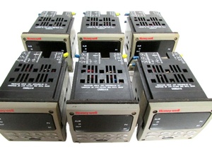 Contrôleur numérique universel original et neuf UDC3200 - Product Image 1