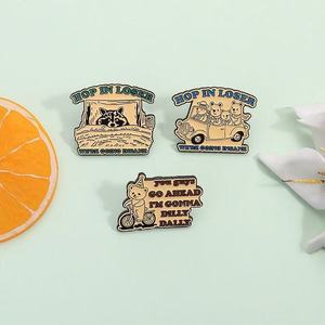 Broche <span class=keywords><strong>de</strong></span> Aleación <span class=keywords><strong>de</strong></span> Zinc con Forma <span class=keywords><strong>de</strong></span> Oso Pequeño <span class=keywords><strong>de</strong></span> Anime, Diseño Creativo Europeo y Americano, Insignia <span class=keywords><strong>de</strong></span> Panda Rojo para Coche, Color Negro - Product Image 1