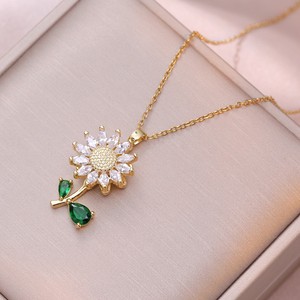 Colar Rotativo de Flor Dourada Personalizado, Joias de Diamante Colorido de Moda, Atacado de Luxo em Aço Inoxidável com Charms de Strass - Product Image 3