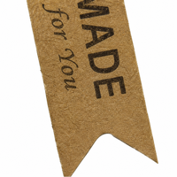 Étiquette suspendue en papier kraft, étiquette cadeau imprimée faite à la main avec trou perforé, étiquette découpée en V pour l'emballage de produits faits à la main, logo personnalisé