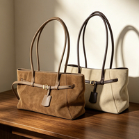 Sac fourre-tout horizontal en cuir suédé véritable de marque privée pour femme avec longue anse, forme décontractée pour les trajets en ville
