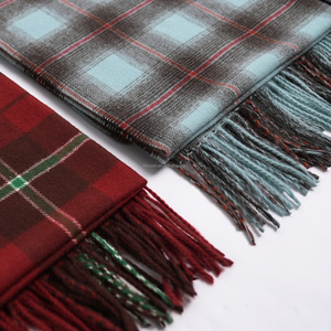 100% पॉलिएस्टर क्लासिक टार्टन प्लाड स्कार्फ, गर्म नरम बहुमुखी यूनिसेक्स चेकवर्ड रैप 25.2 "* 78.7" (64*200 सेमी) 290 जी, अनुकूलन योग्य - Product Image 3