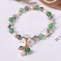 Nouveau bracelet tendance en perles d'eau douce avec breloques exquises en pierre rose, cristal et fleur de coquillage pour femme