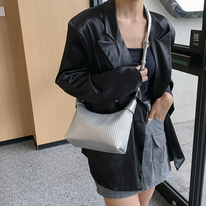 Sac à main pour femme en cuir PU vintage léger et portable, sacs à main de luxe pour femmes, directement de l'usine - Product Image 4
