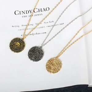 Collana <span class=keywords><strong>Pirati</strong></span> <span class=keywords><strong>dei</strong></span> Caraibi in Oro, Collana da Uomo con Ciondolo a Forma di Teschio - Product Image 3