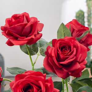 Fleurs artificielles en gros, roses rouges en soie au toucher réel, fleurs artificielles pour la décoration de fête de Noël - Product Image 1