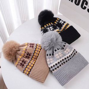 Gorro de Punto Clásico Retro con Pompones para Mujer, Gorro de Invierno Grueso y Cálido con Forro de Piel - Product Image 3