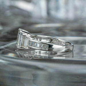 Anello di fidanzamento da donna in platino con diamante taglio smeraldo e pietre laterali a baguette, colore D naturale, F859 - Product Image 3