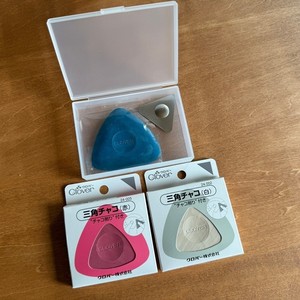ชอล์กสามเหลี่ยมโคลเวอร์ 24-002 สีขาว สำหรับเย็บผ้าและงานปะติดแบบพกพา - Product Image 1