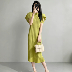 PY 2026 Robe plissée Miyake style élégant, col rond, manches lanternes, longueur genou, froncée, unie, décontractée, style occidental, pour femme, vente en gros - Product Image 1