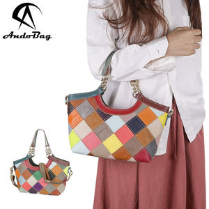 Sac à main AndoBag en cuir véritable à carreaux avec surpiqûres colorées, sacoche élégante à poignée supérieure, sac bandoulière pour femme 1819 - Product Image 1