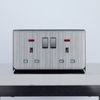 Accesorios eléctricos Productos Enchufe de pared eléctrico Enchufe de luz doméstico estándar del Reino Unido con panel cepillado y marco de plástico