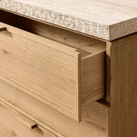 Commode sophistiquée et moderne en bois massif chêne clair à 6 tiroirs avec plateau en pierre, poignées en bois et base encastrée pour chambre à coucher, personnalisable OEM