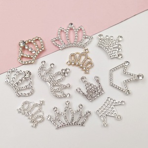 Popolari decorazioni in metallo a forma di corona scintillante - Mini corone con strass per decorazioni nuziali e custodie per telefoni - Product Image 1